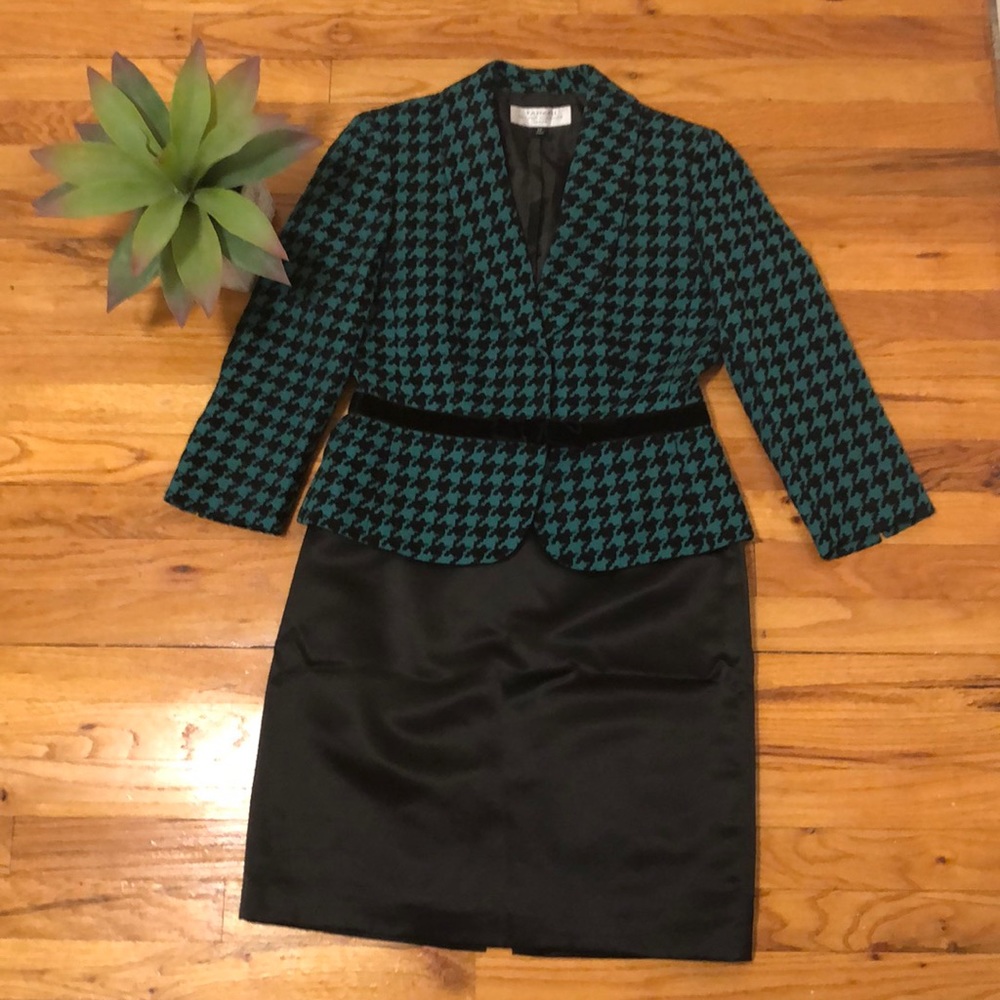 Tahari Arthur S. Levine suit, 6P